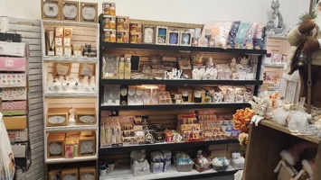 Dekorační předměty v policových regálech od JPL SKYWANDER